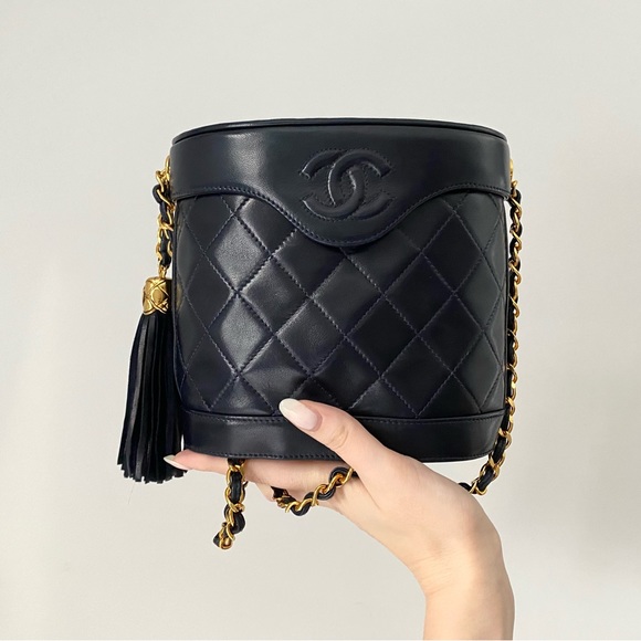 Vintage Chanel 80s 90s Navy Blue Lambskin Flap Bucket Shoulder Bag - Picture 14 of 16